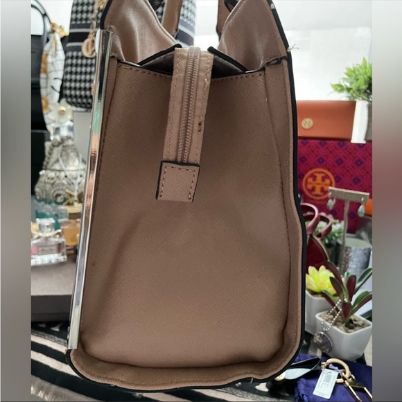 ✨NEW GUESS✨HANDBAG W/BAG CHARM ATTACHMENT - Picture 10 of 12